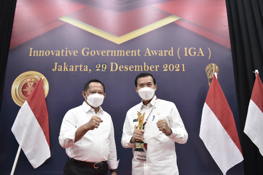 Kota Pekanbaru menerima penghargaan Innovative Government Award (IGA) 2021 dari Kementerian Dalam Negeri (Kemendagri), Walikota Pekanbaru Firdaus menerima penghargaan dalam kategori Walikota sangat inovatif .(Dok/ss/Adv)